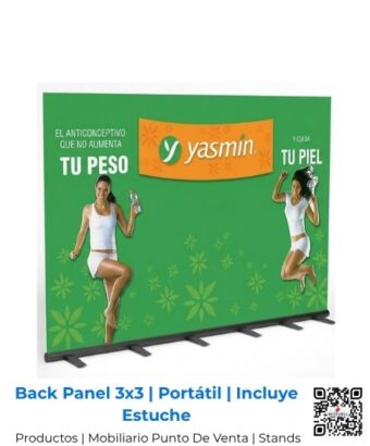 Muro exhibidor portátil tipo estructura pop up con diseño verde e imágenes de dos mujeres promocionando la marca Yasmin, en San José, Costa Rica.