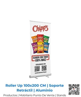 Exhibidor retráctil roller up con estructura de aluminio de cien por doscientos centímetros de la marca de snacks Chipps, en San José, Costa Rica.