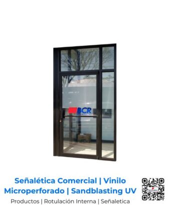 Señalética comercial y rotulación interior corporativa para sucursal del BCR con acabados en vinilo microperforado, técnica de sandblasting e impresión de alta resolución full color UV por Romarsa para San José, Costa Rica y Centroamérica.