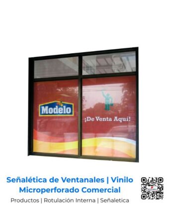 Señalética comercial y rotulación interior corporativa con acabado en vinilo microperforado e impresión de alta resolución full color UV, optimizando el impacto publicitario en vitrinas por Romarsa para San José, Costa Rica y Centroamérica.