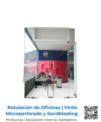 Señalética comercial y rotulación interior corporativa con aplicaciones en vinilo microperforado y técnica de sandblasting premium; diseño personalizado de recepciones para oficinas corporativas por Romarsa en San José, Costa Rica y Centroamérica.