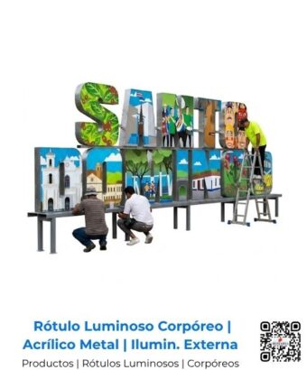 Rótulo luminoso exterior de acrílico con letras individuales cortadas en CNC sobre estructura metálica robusta e iluminación interna; fabricación de alta precisión por Romarsa para Costa Rica y Centroamérica.
