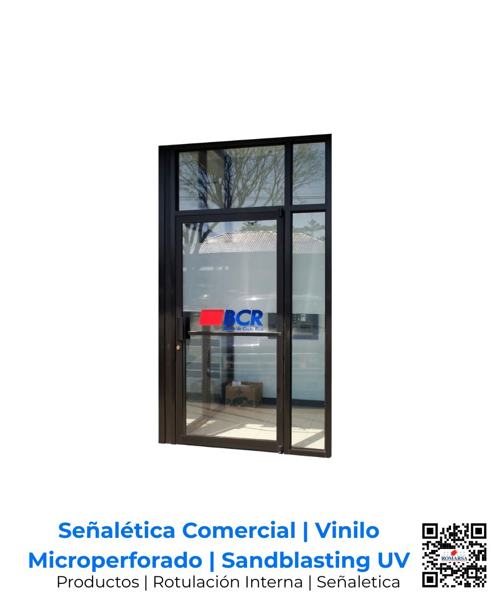 Señalética comercial y rotulación interior corporativa para sucursal del BCR con acabados en vinilo microperforado, técnica de sandblasting e impresión de alta resolución full color UV por Romarsa para San José, Costa Rica y Centroamérica.